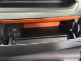 運転席側のインパネアッパーボックスは嬉しい収納!USBソケット付きでスマホの充電もできます!