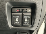 【両側パワースライドドア】両側がパワースライドドアになっており、運転席のスイッチやスマートキーでも開閉が可能です!開口部も広いので乗り降りも楽々♪