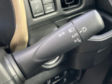 レバー上の表示が見やすく、手元で操作箇所を確認しやすい配置です。運転中も視線を大きく外さず扱いやすく、日常の移動をスムーズにサポートします。