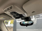 ルームランプスイッチ付近にSOSコールを装備。エアバックが展開する事故などのときには、車台番号、GPSの位置情報、乗車人数(シートベルト装着数)をMINIのサポートセンターへ通報します。
