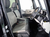 フロントシートはベンチシートです、運転席と助手席の移動が簡単です。 また運転席シートの高さも調整できます。