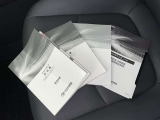 メンテナンスノート、取扱説明書ですね。 車の情報が凝縮されています。 車の整備記録が記載されている大事な物ですよ。