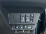 運転席の手元で両側スライドドアの開閉操作が可能です。