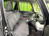 運転席まわりには十分なスペースがあり、大柄な方でもゆったり運転していただける環境です。