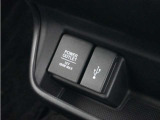 ◆USBチャージャー、12Vの電源ソケット◆使いやすい場所に装備されています。