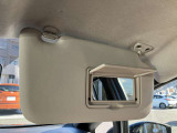 サンバイザーに鏡がついてますので車から降りる前に身だしなみチェック出来ます。