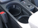 ●ドリンクを支える固定ホルダー付きです。運転中などもお飲み物がこぼれる心配はございません。