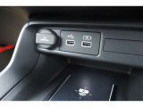【USBジャック】運転中でもスマートフォン等の充電ができるUSBジャック付き!充電を気にすることなく、ドライブ中の音楽再生や通話等をお楽しみ頂けます!