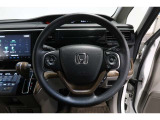 運転中もハンドルでの操作が可能です。特に高速道路等の目が離せない運転時には、便利さだけでなく、安全性も兼ね備えております。