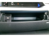 運転席前のダッシュボードにボックスが設置されています。ボックス内に充電用USB端子が付いています。