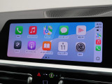 【アップルカープレイ】iPhoneがBMW車両とワイヤレスで接続されます。Apple CarPlayでは、オーディオストリーミングやメッセージングアプリがディスプレイに表示されます。