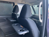運転席・助手席シートバックにカップホルダー付テーブルが付いています、さらに乗り降り時に便利な大型取っ手付きでラクラクです。