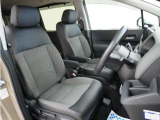 運転席のスペースはゆったりしていて、視界も広く確保されているので普段の運転からロングドライブまで快適です。