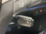 クルーズコントロール機能が付いています。 速度を設定するとアクセルを踏まなくても一定の速度で走ることができます。  高速道路ではとても便利な装置なんです。