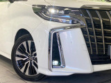 【3眼LEDヘッドライト】悪天候や夜間走行時も良好な視界を確保し安心して運転できる高輝度LEDヘッドライトを装備!点灯速度が早く、消費電力も抑えられています。