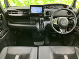 前席からはフロントガラス越しに広い視界が得られ、運転席と助手席の空間もゆったりと感じられます。シートは落ち着いた色合いで、清潔感のある室内で過ごせます。