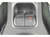 【電動パーキングブレーキ】パーキングブレーキは便利な電動式!ボタン一つで操作でき、アクセルを踏めば自動で解除されます、レバーやペダルが無いので運転席廻りもすっきりしますね