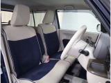 ソフトベージュのナチュラルな質感と紺色の落ち着きがほっとする、シンプルな運転席です。