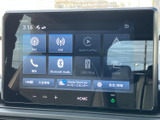 メニュー画面からラジオや電話、接続機器などの項目を選べる仕様です。停車時には映像やテレビを視聴でき、状況に合わせて画面を活用できます。