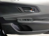 運転席シートポジションメモリーでスイッチを押すだけでシートが設定したポジションに動くので便利です!