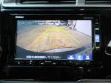 バックカメラの画像です。ガイドラインがスムースな車庫入れをサポートいたします。車庫入れの安心感がアップしますね。
