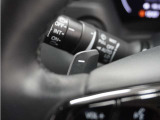 ◆減速セレクター装備◆ステアリングホイールの左右に取り付けられた2つのパドルスイッチで減速の強さを調整。 左側の「-」を操作すると減速を強く、右側の「+」を操作すると減速を弱くすることができます。