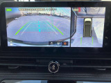インテリジェント アラウンドビューモニター。上空から見下ろしている様な映像をモニターへ映し出し、スムーズな駐車をサポートします。さらに障害物検知センサー反応すると、警告表示、警告音により注意を促します