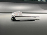 キーのボタンを押したり、キーをドアロックに挿入したりすることなく、車両に乗ることができます。これによりキーを見つけるためにポケットやバッグを探したり、アンロックボタンを押したりする必要が無くなります。