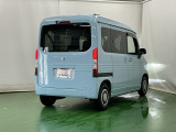 後席の窓には外から車内が見えにくくなるプライバシーガラスを採用。周りを気にせずリラックスして過ごせます
