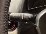 レバーをAUTOの位置にしているとき、レインセンサーが雨を感知すると、雨量に応じてワイパーが自動で作動してくれるオートワイパーを装備!設定変更で非作動にすると、間欠作動に固定されます。