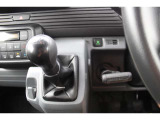 6MTならではの魅力は自分でギアを選びながら走れること。軽バンで実用性と運転の楽しさを両立できます。