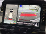 まるで真上から見ているような、視認性の良いアラウンドビューモニターです。駐車が苦手な方でもこれでらくらく駐車できますよ。