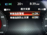 車線逸脱警報 意図せずに走行車線から逸脱しそうな場合、メーター内のディスプレイ表示とブザーで注意を喚起します。