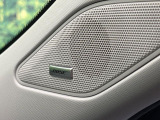 【BOSEサウンドシステム】メーカーオプションの高品位サウンドシステムを搭載。専用のチューニングが施された大小様々なスピーカーから良質なサウンドが奏でられ、臨場感あふれる音響空間を演出します。