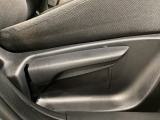 運転席にはドライバーの体型や好みに応じて前後方向だけでなく、高さの調整ができるシートリフターを装備!