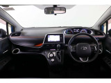 必要なものだけをシンプルに配置したステアリング廻りは視界が広く運転しやすいですよ。アクセントカラーのオレンジがお洒落です。助手席アッパーボックスの中は一面オレンジ。なかなかインパクトがありますよ。