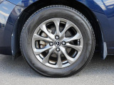 標準装備の純正15インチアルミホイール。タイヤサイズは185/65R15です。