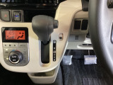 自然に手が届き、操作性の良いインパネシフトに、パーキングブレーキは、フットブレーキタイプなので、運転席と助手席の間はすっきりしています。
