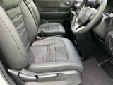 厚みのあるシートと肘掛けが備わり、運転席・助手席で落ち着いて過ごせる空間です。前方から周囲を見渡しやすく、日々の乗り降りや移動にも使いやすい印象です。