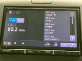 FMラジオの周波数や受信局を画面で確認でき、聴きたい放送を選びやすい仕様です。選局状況がひと目で分かるため、移動中の情報収集や音楽鑑賞にも日常的に活用できます。