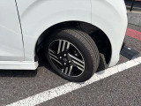 日産純正アルミホイールが足元を引き締めます。