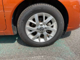 185/70R14インチタイヤ&フルホイールカバー付きです。