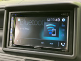 Bluetooth接続を含む各種メニューを画面で確認でき、音楽や通話など日常の車内操作をわかりやすく行えます。表示内容が見やすく、使いたい機能を選びやすい点も便利です。
