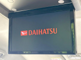 【後席モニター】家族や友人とお出かけする機会が多い方に大人気の後席モニターを装備!見やすい位置に画面がありテレビやDVDの視聴も快適!友達もお子様も、後席にしか乗らなくなるかも??