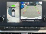 アラウンドビューモニターです。上空からお車の周りを見る感覚で表示されますので、車庫入れも簡単