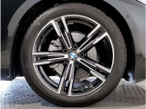 【BMWアロイホイル】軽量かつ強度に拘ったアロイホイル。走行性能ポテンシャルを引き出す設計。車の足元を引き締めてくれる大きなポイントはアロイホイルです。