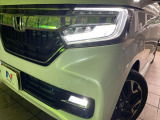 【LEDヘッドライト】悪天候や夜間走行時も良好な視界を確保し安心して運転できる高輝度LEDヘッドライトを装備!点灯速度が早く、消費電力も抑えられています。
