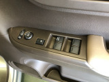 【窓操作部分】運転席のスイッチでは、すべてのウィンドーの開閉操作を行うことができます。