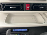 置くだけでスマートフォンが充電できるワイヤレス充電器を装備!