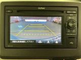 リバースギアに入れるだけで後方の表示へ切り替わります。夜間や雨の日の駐車も楽になりますよ。